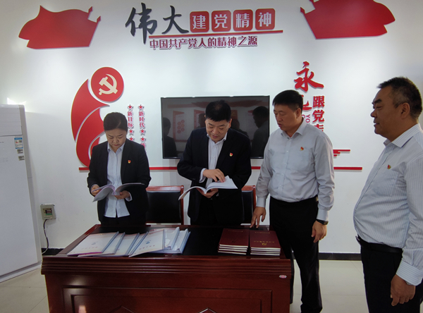 公司黨委副書記、監(jiān)事長(zhǎng)張錫軍同...